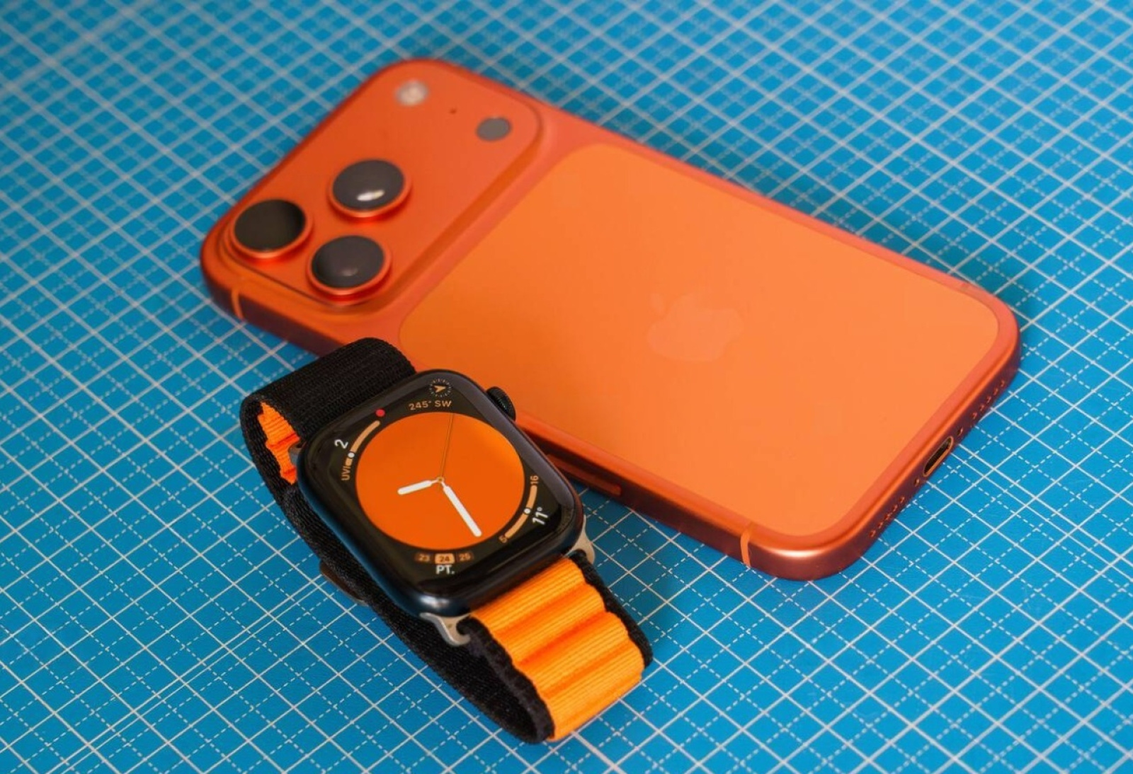 Смартфон Apple iPhone и умные часы Apple Watch 