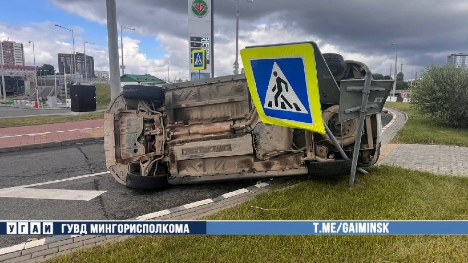 Водитель Lada перевернулся на съезде к проспекту Дзержинского