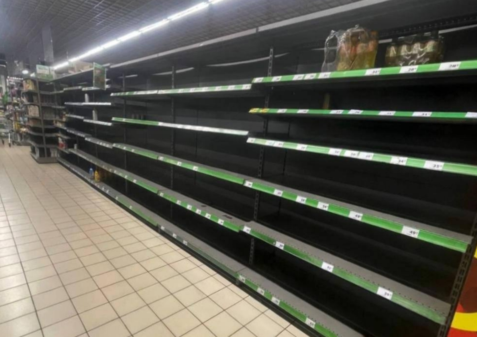 Пустые полки в украинском супермаркете