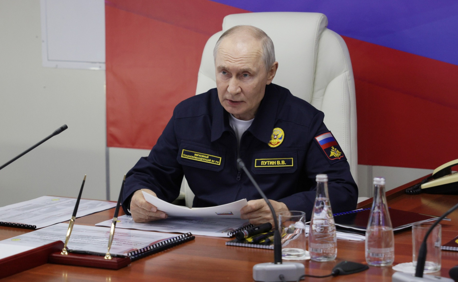 Президент России Владимир Путин на борту ракетного крейсера «Варяг»