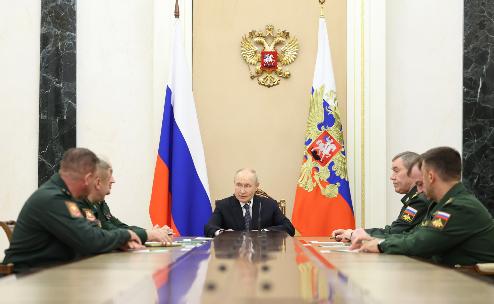 Путин назначил новых командующих группировками войск в зоне СВО