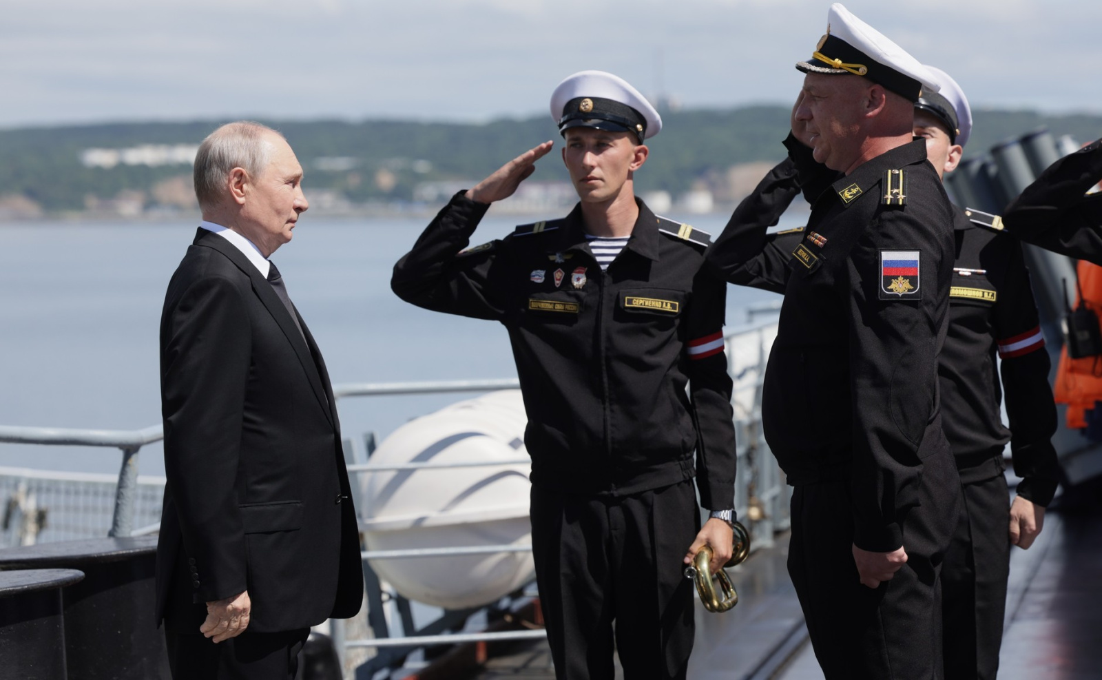 Владимир Путин на борту ракетного крейсера «Варяг»