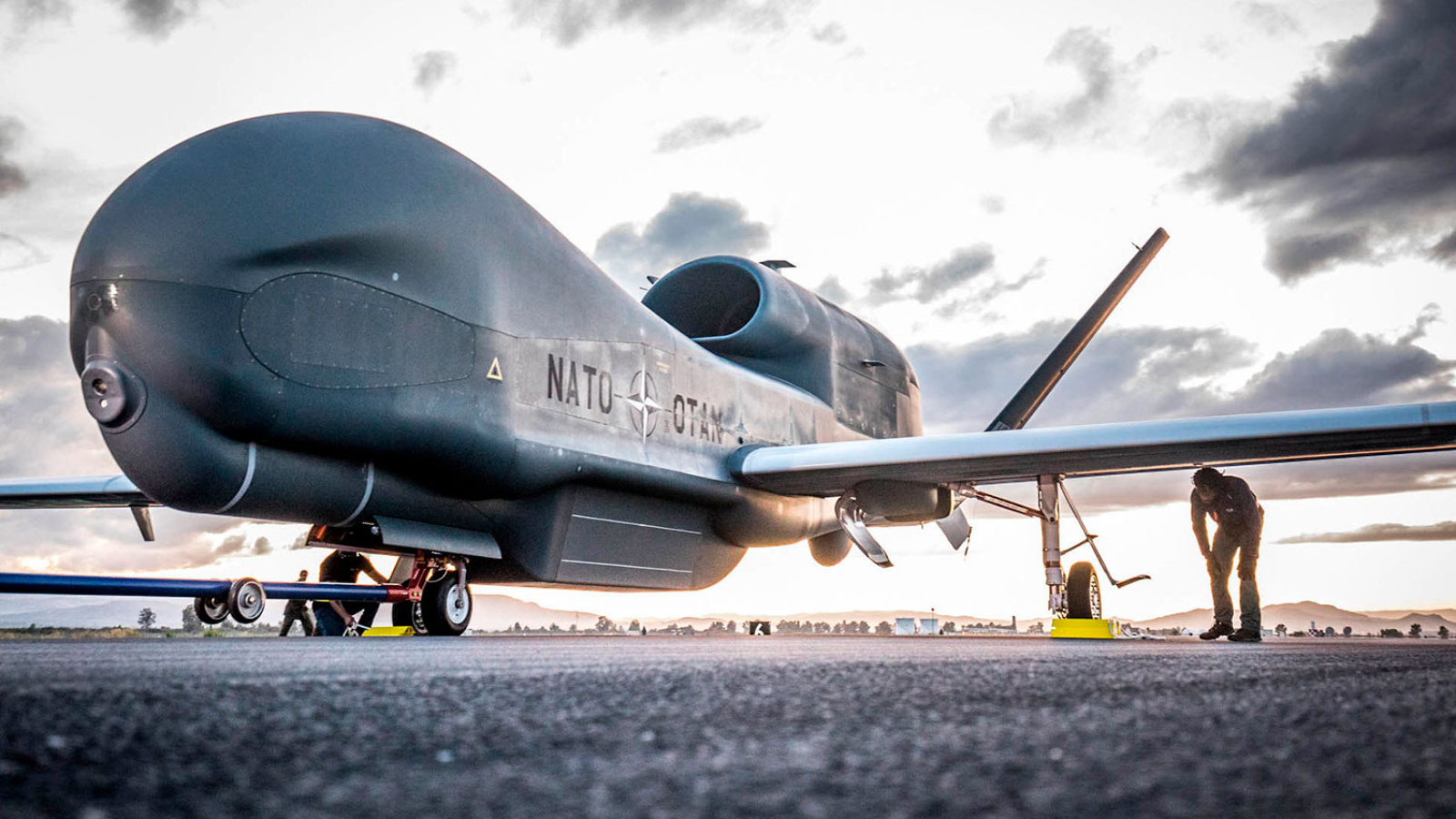 Разведывательный беспилотник НАТО RQ-4D Phoenix