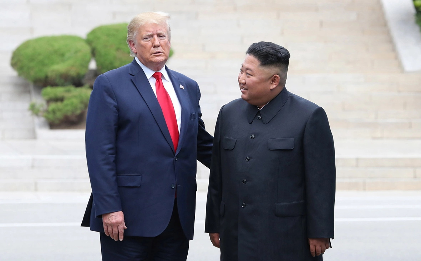 Президент США Дональд Трамп и лидер КНДР Ким Чен Ын