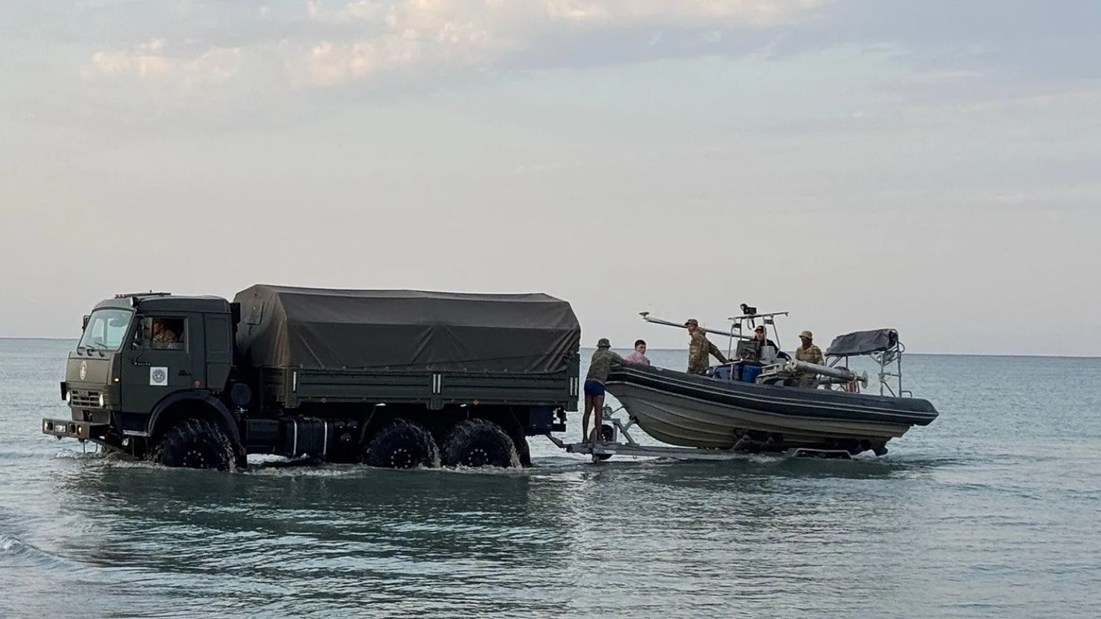 Поиски пропавших моряков в Казахстане в Каспийском море