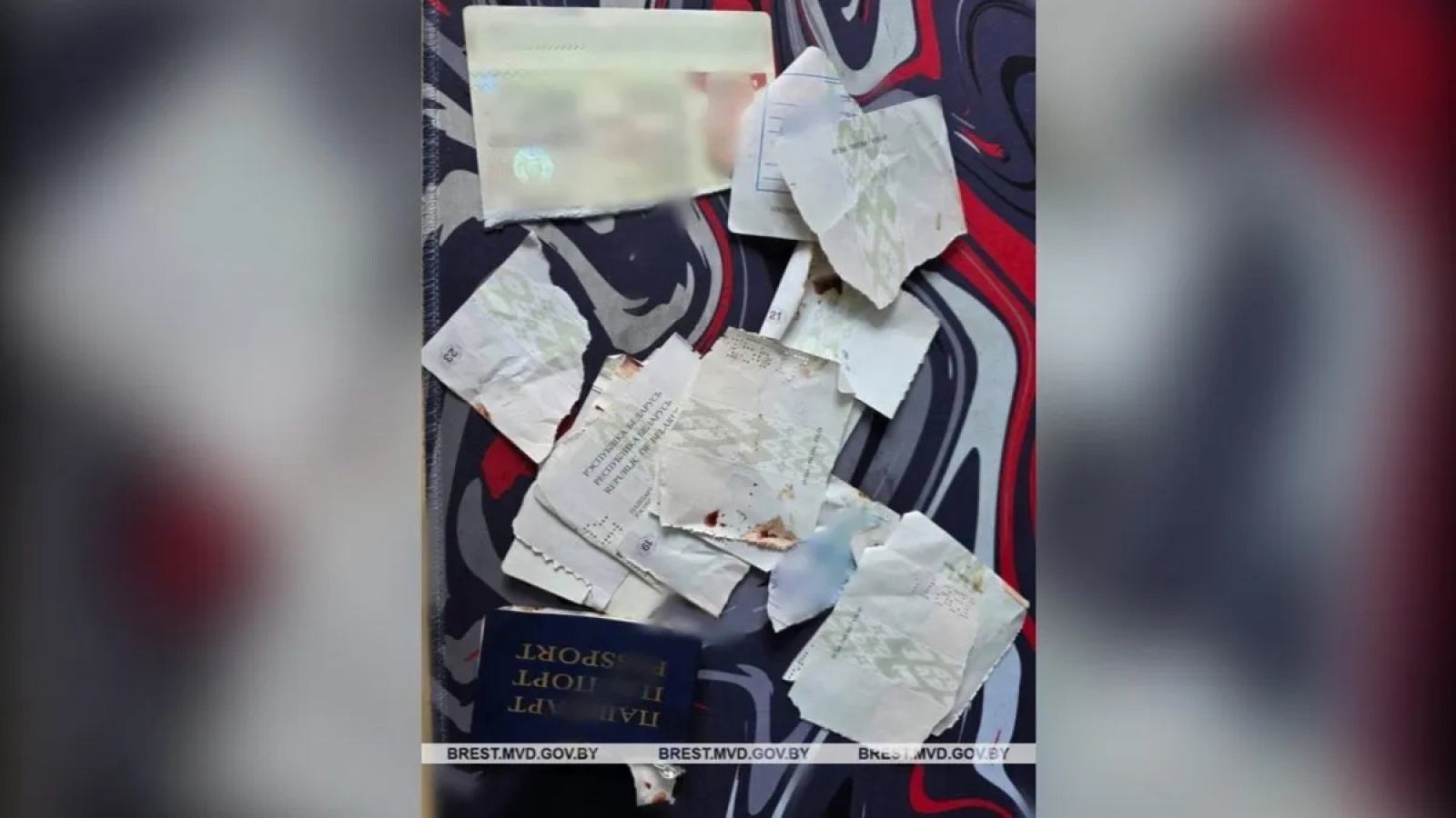 Женщина порвала паспорт бывшего мужа