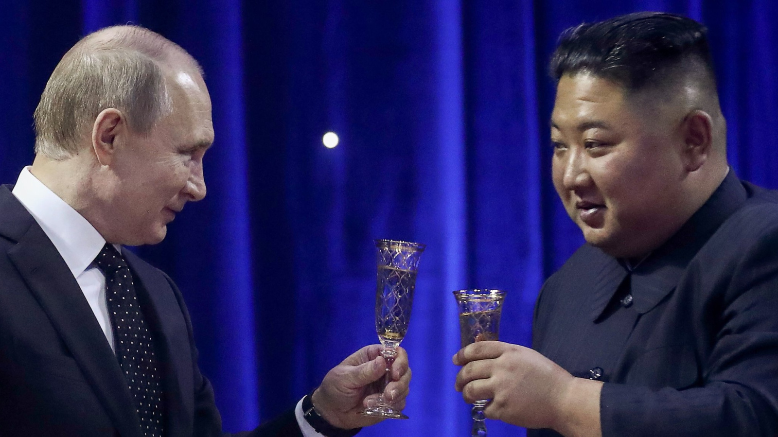 Президент России Владимир Путин и лидер КНДР Ким Чен Ына