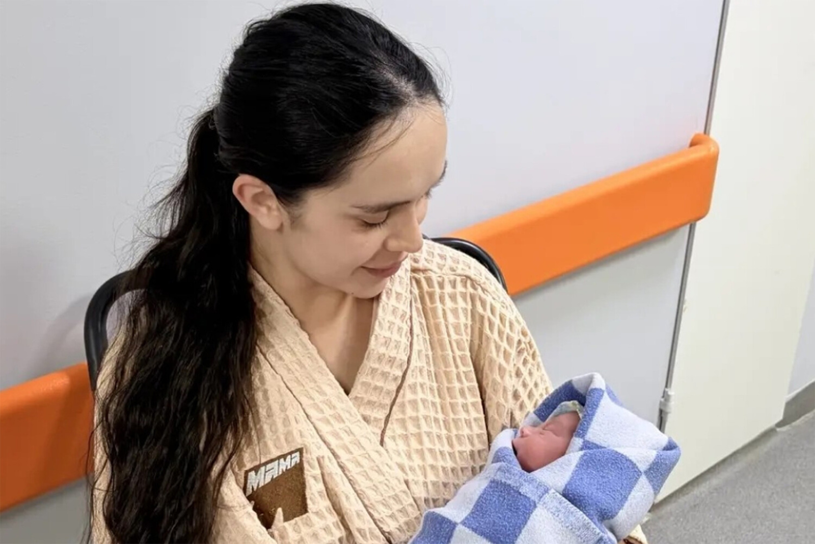 Жительница Нового Уренгоя родила третьего ребенка на борту самолета