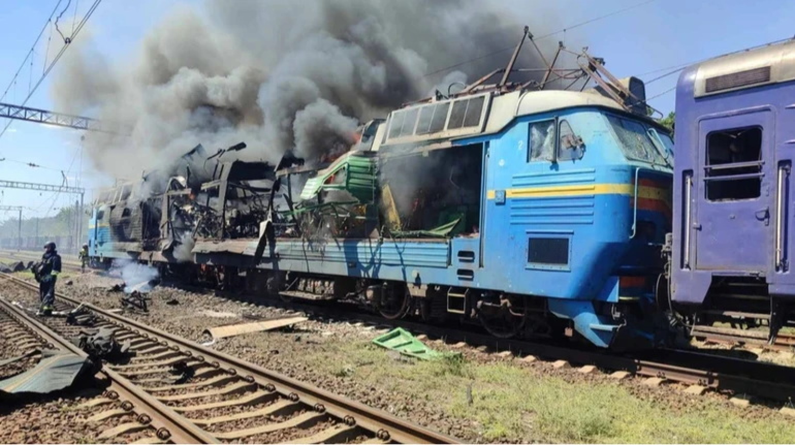 Уничтоженный электровоз на Украине в результате атаки дрона