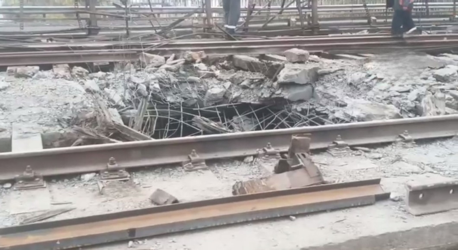 Пробоина на Южном мосту в Киеве
