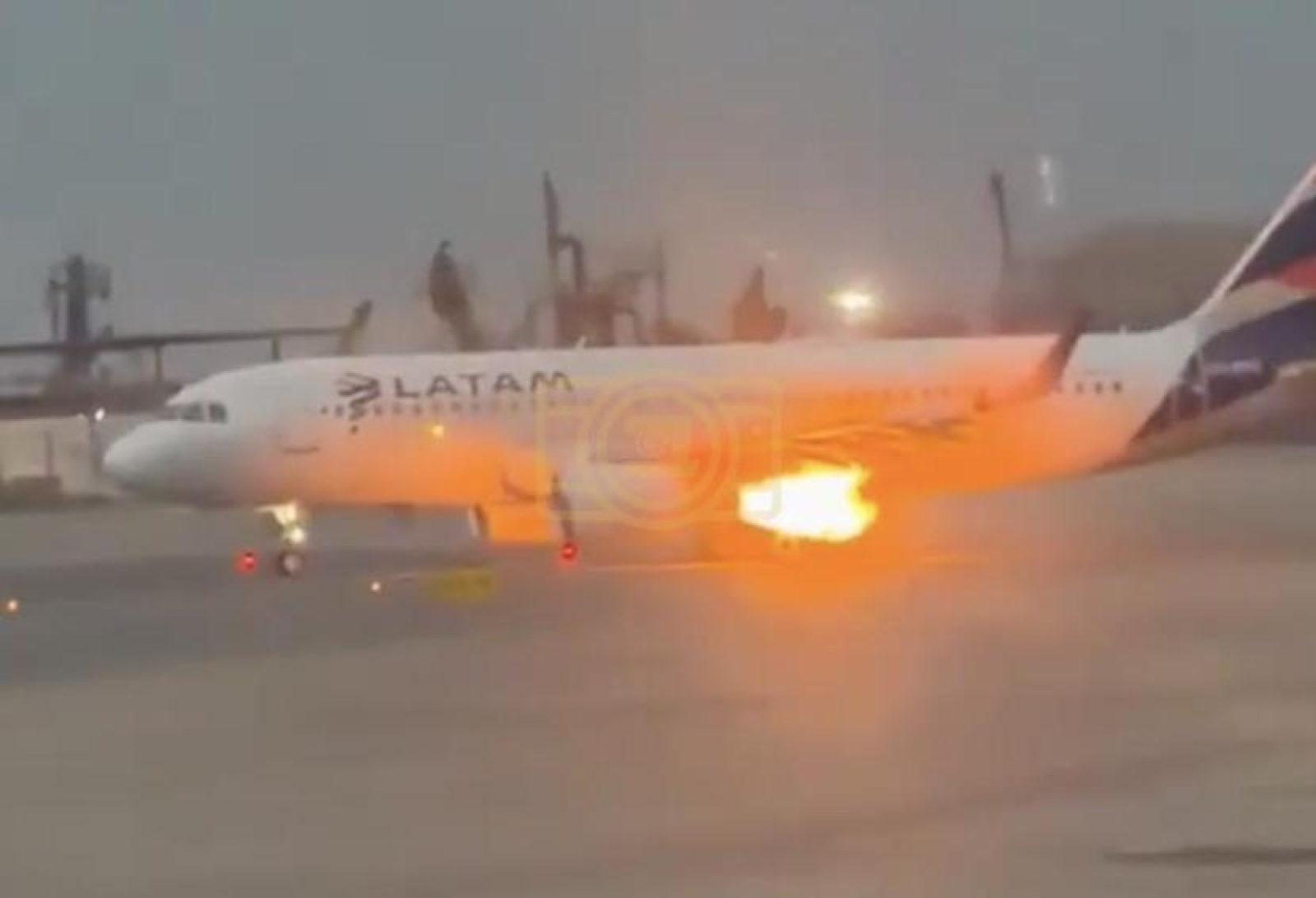 Загорелся самолет LATAM Airlines